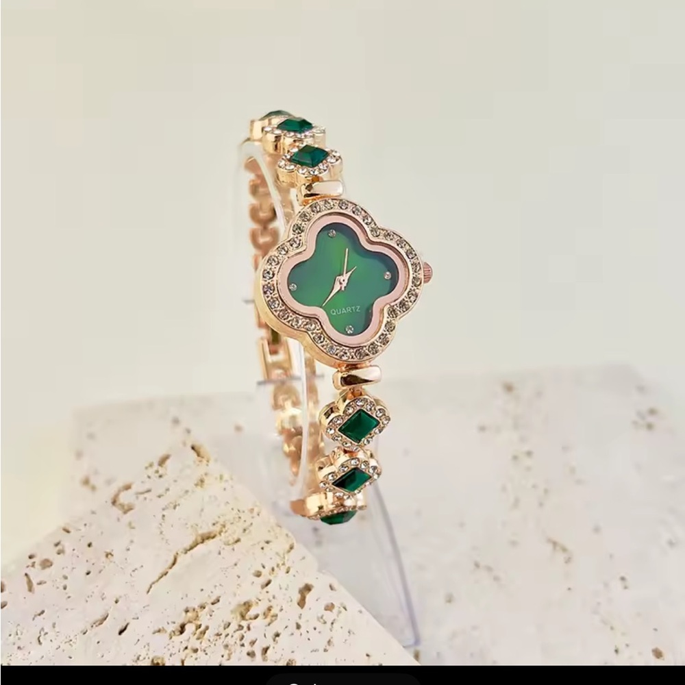 Luxurious Green and Gold Women's Bracelet Watch